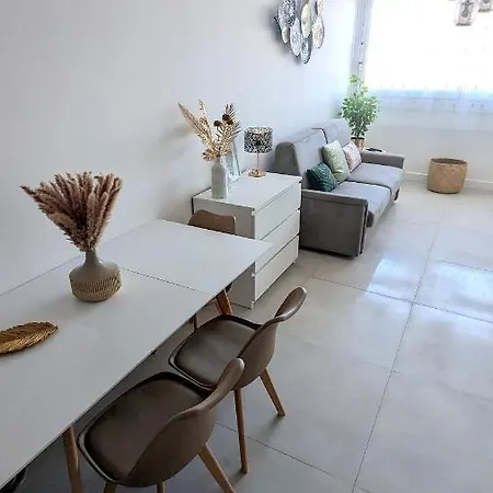 アパート Superb With Sea View, 200m From