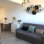 Superb With Sea View, 200m From דירה