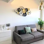 Superb With Sea View, 200m From דירה *